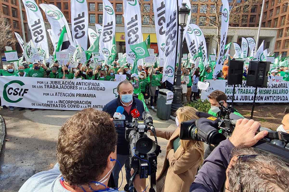 Fernando Hontangas, presidente de Sanidad de CSIF, atiende a los medios, mientras delegados sindicales de todas las comunidades se manifiestan ante la sede ministerial (Foto: CSIF).